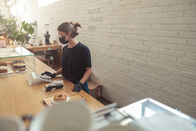 Nette weibliche Person arbeitet an der Bar