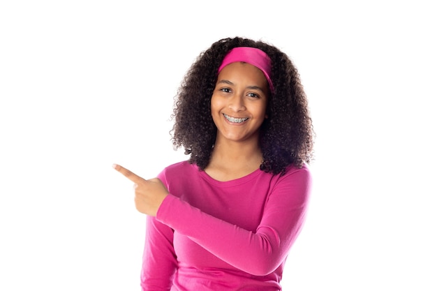 Netter afrikanischer Teenager, der ein rosafarbenes Stirnband auf einem weißen Hintergrund trägt white