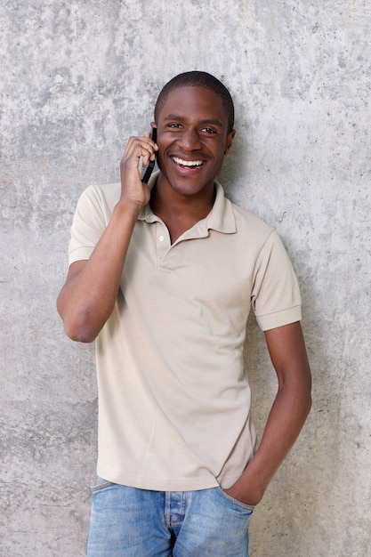 Netter Afroamerikanermann, der auf Mobile spricht