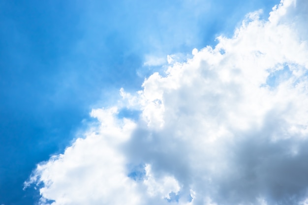 Netter blauer Himmel mit Sonnenstrahl mit bewölktem