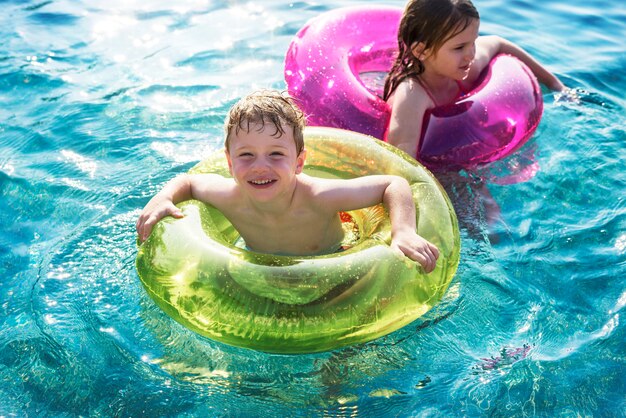 Netter Bruder und Schwester, die im Pool schwimmt