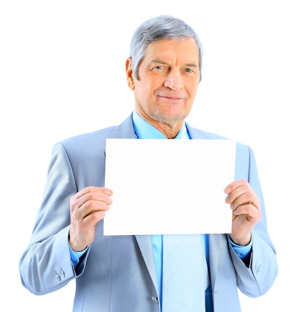 Netter Geschäftsmann im Alter, der kein großes weißes Plakat in der Hand hält. Auf einem weißen Hintergrund isoliert.