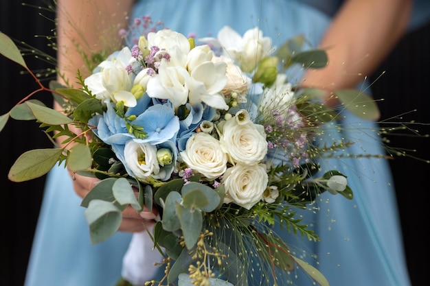 netter Hochzeitsblumenstrauß in der Hand der Braut