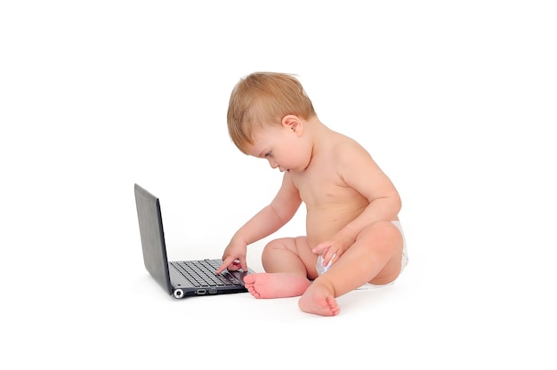 Netter Junge auf weißem Hintergrund mit Laptop