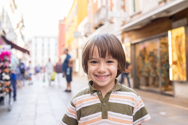 Netter Junge in der Stadt