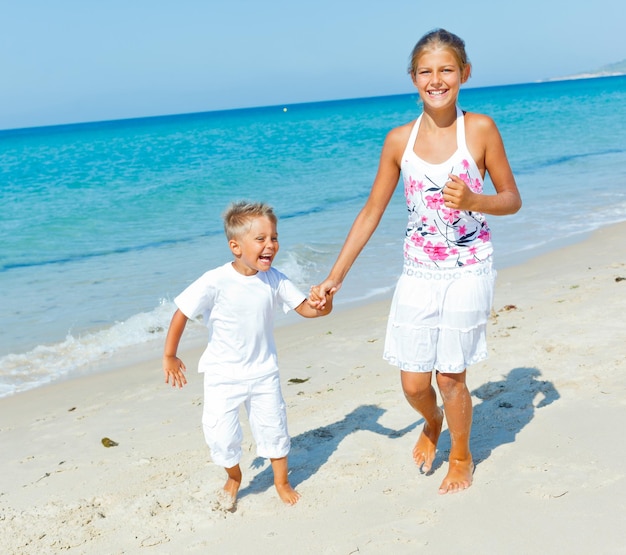 Netter Junge und Mädchen am Strand