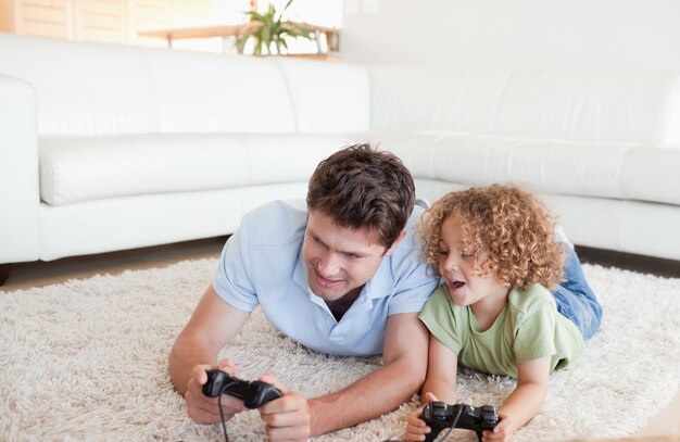 Netter Junge und sein Vater, die Videospiele spielen