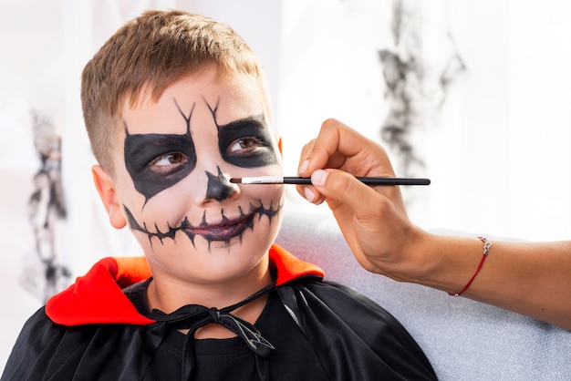 Netter junger junge mit halloween-verfassung