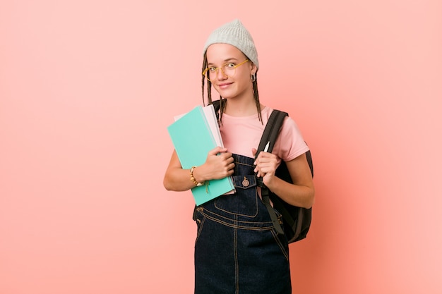 Netter kaukasischer Jugendlichhippie-Student