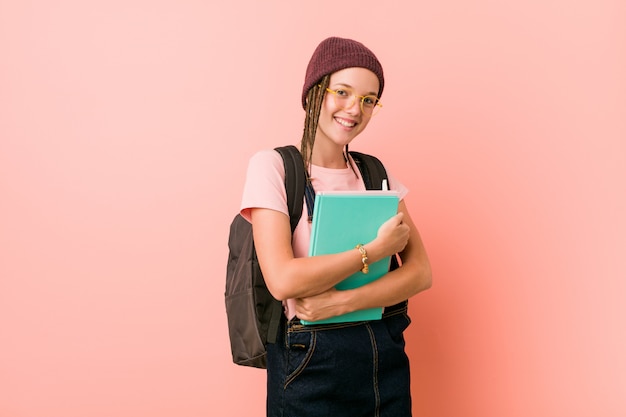 Netter kaukasischer Jugendlichhippie-Student