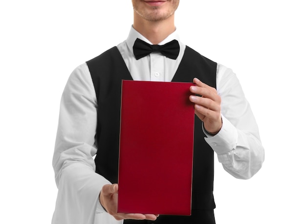 Netter Kellner mit rotem Menü auf weißem Hintergrund