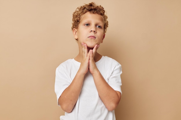 Netter kleiner Junge children39s Stil Mode Emotionen Kindheit unverändert