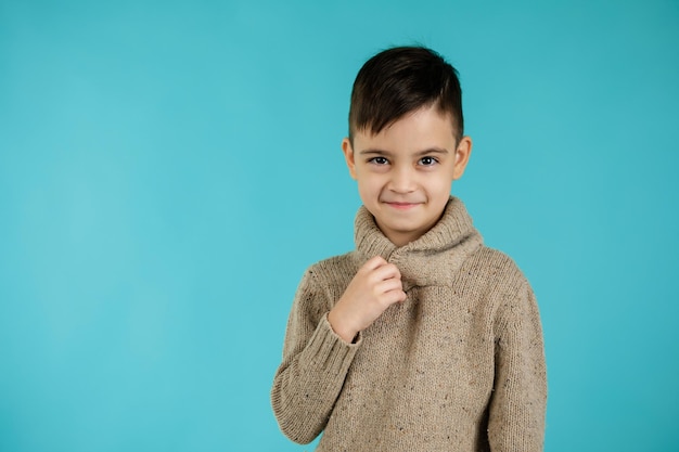 Netter kleiner Junge denkt an etwas