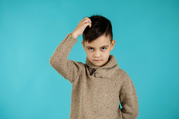 Netter kleiner Junge denkt an etwas