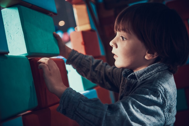 Netter kleiner Junge, der mit weichen Blöcken spielt