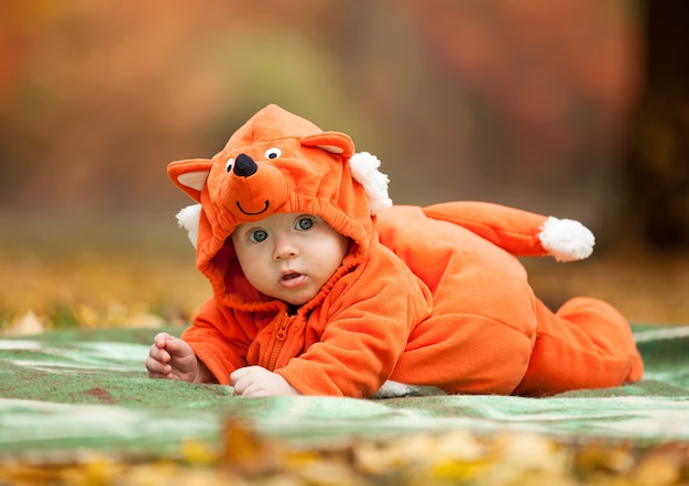 Netter kleiner Junge gekleidet im Fuchskostüm im Herbstpark
