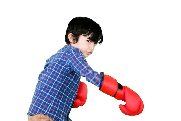 Netter kleiner Junge mit Boxhandschuhen im Studio