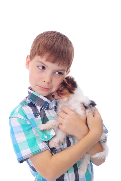 Netter kleiner Junge mit dem netten kleinen Welpen