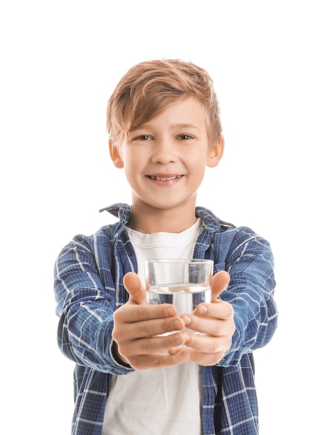 Netter kleiner Junge mit Glas Wasser auf Weiß