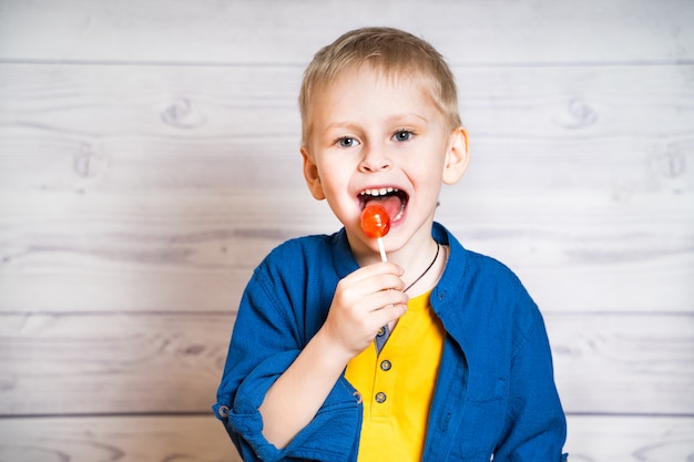 Netter kleiner Junge mit Lutscher