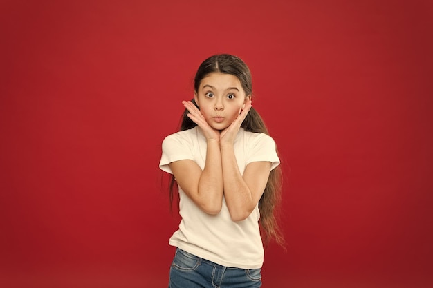 Netter koketter Blick Die perfekte Gesichts- und Hautpflege Entzückendes kleines Mädchen ohne Make-up Beauty-Look des Hautpflegemodells Schönheitskosmetik für Kinder Hübsches Mädchen genießt junge gesunde Haut