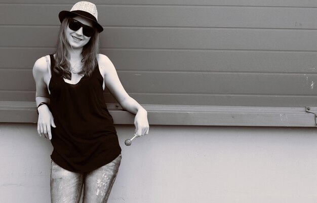 Netter Mädchenhippie in hellem Hut und Sonnenbrille an einem Sommertag