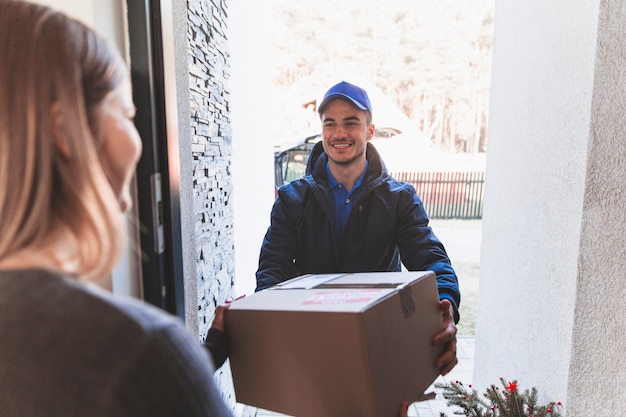 Foto netter mann auf portal mit post