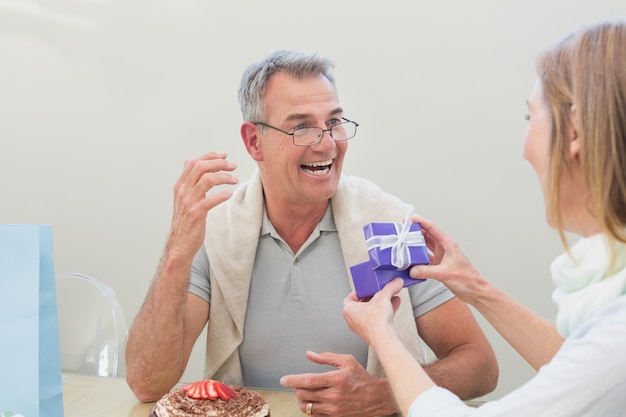 Netter Mann, der ein Geschenk empfängt