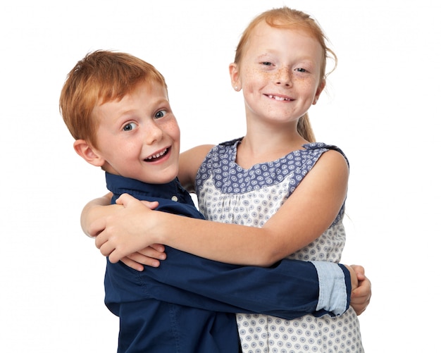 Netter Redheadbruder und -schwester umarmen