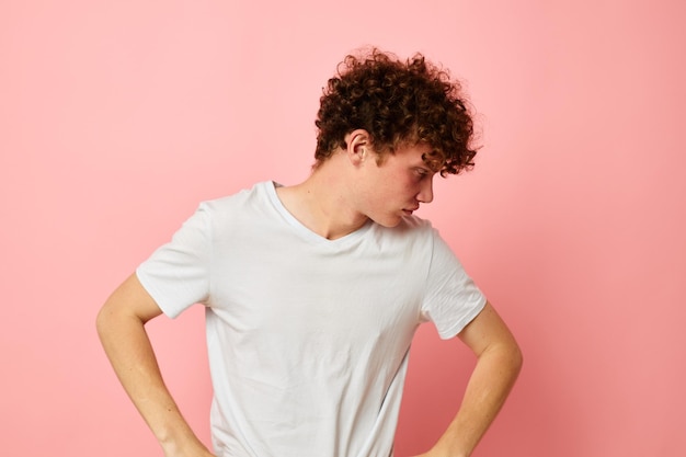 Netter rothaariger Kerl, der weißes T-Shirt im Jugendstil posiert, isolierter Hintergrund unverändert