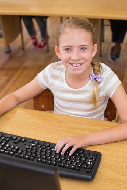 Netter Schüler in der Computerklasse