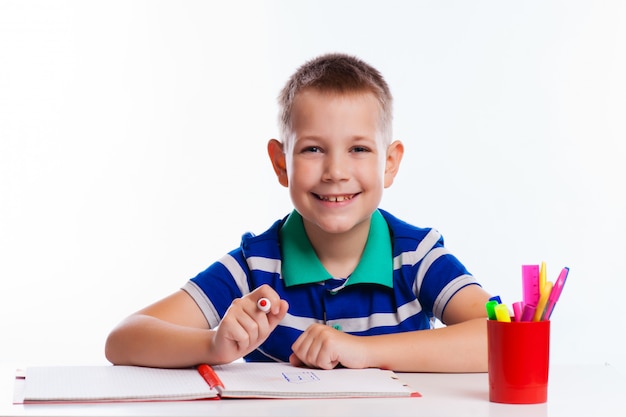 Netter Schüler schreibt lokalisiert auf einem weißen Hintergrund