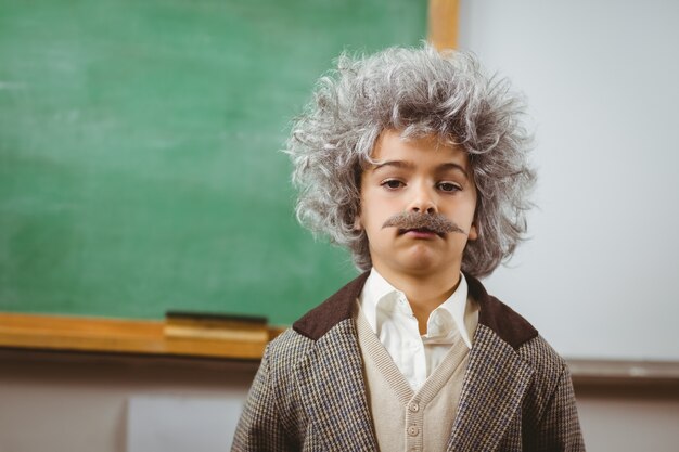 Netter Schüler verkleidete sich wie Einstein in einem Klassenzimmer