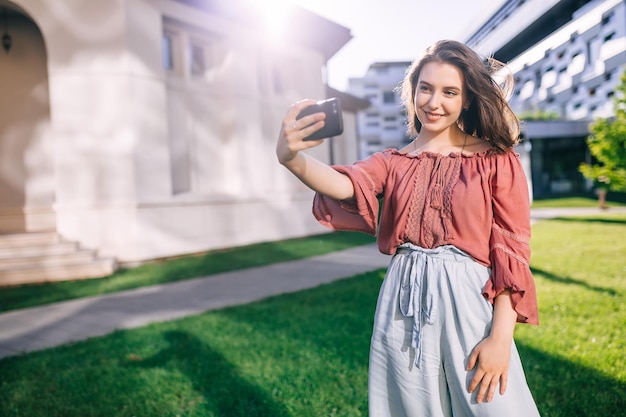 Netter Student, der Selfie macht