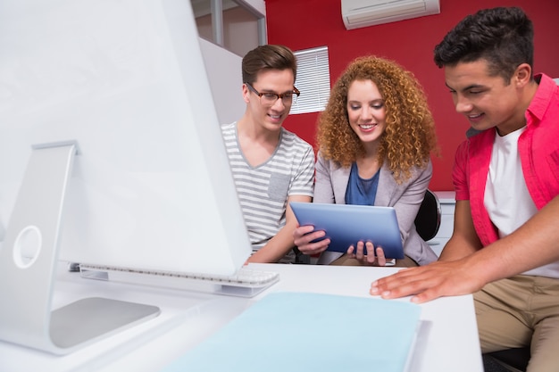 Netter Student, der zusammen an Tabletten-PC arbeitet