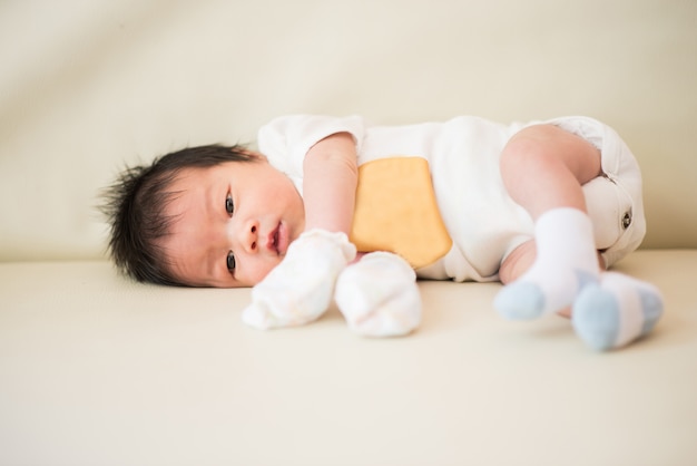 Nettes asiatisches Baby Neugeborenes schließen