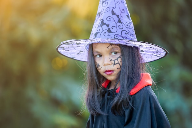 Nettes asiatisches Kindermädchen, das Halloween-Kostüme und Make-up hat Spaß auf Halloween-Feier trägt