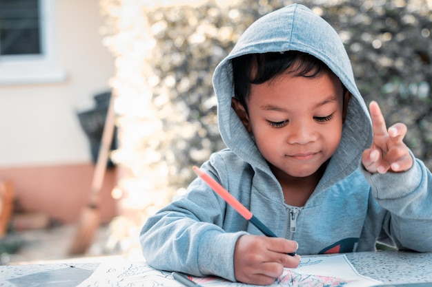 Nettes asiatisches Kinderzeichnungsbild mit Buntstift.