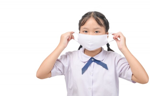 Nettes asiatisches Schulmädchen mit Schutzmaske
