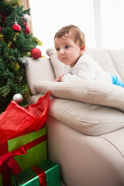 Nettes Baby auf Couch am Weihnachten