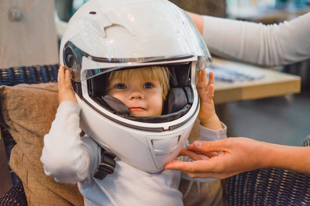 Nettes Baby, das einen Motorradhelm trägt