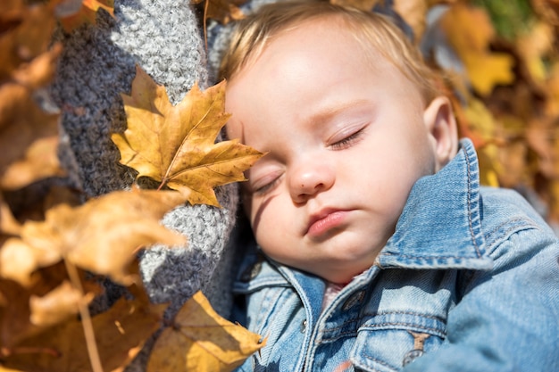 Nettes Baby der Nahaufnahme, das draußen schläft