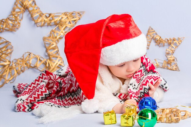 Nettes Baby in der roten Weihnachtsmütze