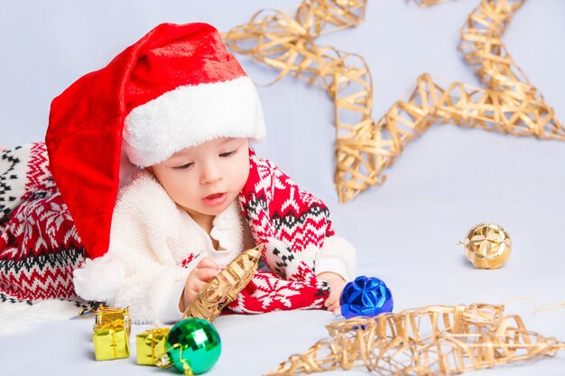 Nettes Baby in der roten Weihnachtsmütze