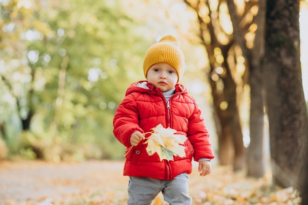 Nettes Baby in roter Jacke im herbstlichen Park