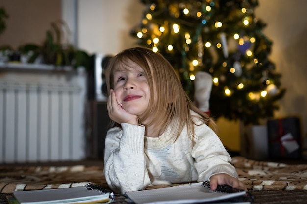 Nettes Baby schreibt einen Brief an den Weihnachtsmann