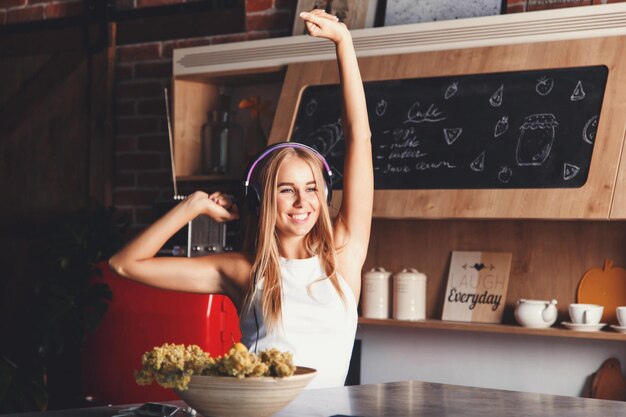 Nettes blondes langes Haarmädchentragen