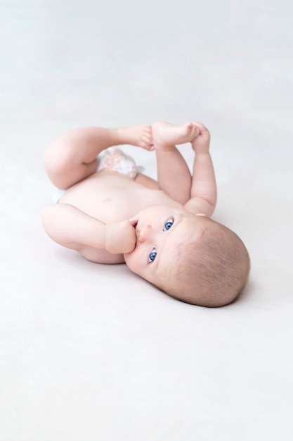 Foto nettes entzückendes baby, das auf dem bett liegt