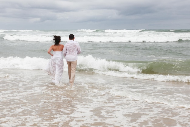 Nettes glückliches Paar am Strand