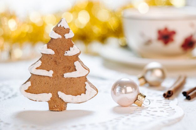 Nettes handgemachtes Weihnachtsmotiv verzierte Plätzchen